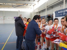 Las jugadoras han recibido unos obsequios deportivos