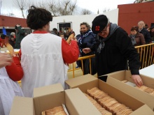 Tras el entierro se repartieron pastas con forma de sardina