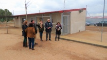 Visita al patio de las nuevas instalaciones, con areneros para los gatos