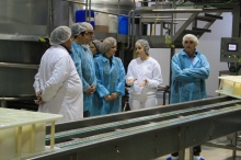 El presidente de la Diputación de Ciudad Real junto al alcalde y la concejal visitan la fábrica
