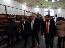 El alcalde junto al concejal de Ferias Comerciales y el portavoz del Gobierno Regional visitan la feria tras la inauguración