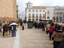 Numerosas personas hacen cola para disfrutar de las sardinas asadas