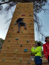 Los adolescentes han hecho manualidades escalada tirolina arborismo y pruebas de yincana