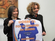 Carmen Ruiz y Beatriz Labián con el cartel de la carrera
