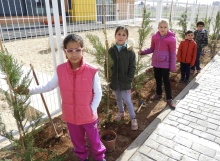 Cada niño y cada niña planta su árbol y se responsabiliza de su cuidado