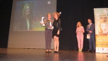 Isabel Quintanilla recibe el premio Igualdad de manos de Beatriz Labián