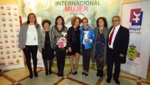 Labián, con las dos premiadas y con el equipo del Centro de la Mujer
