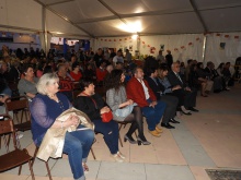 Decenas de personas llenan la carpa durante el pregón inaugural