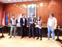 Una figura de Don Quijote es regalada por el alcalde al centro de intercambio