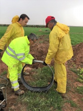Operarios de Acciona Agua con la nueva brida con la que se ha reparado la avería