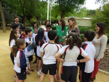 Los menores preguntan sobre los cuidados del parque a la concejala