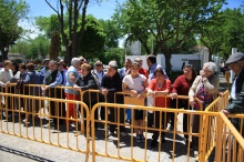 Cientos de personas han hecho cola para degustar la comida popular