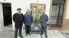 Miembros de El Zaque junto a la cruz de la plaza de Santa Cruz