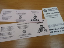 Los niños y niñas de los colegios reciben su carné de ciclista o peatón si superan las pruebas y multas si infringen las normas