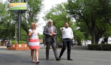 Foto de archivo de una visita del alcalde y Pablo Camacho al recinto ferial