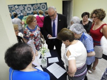 Uno de los talleres que se realiza enseña a leer y escribir a algunas mujeres