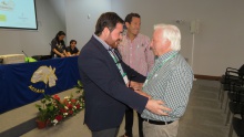 Pablo Camacho saluda a Antonio Martínez, presidente de Agrama
