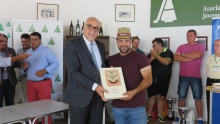 El alcalde entrega la medalla de oro de Fercam al ganador
