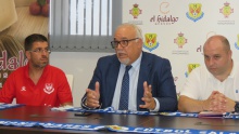 Nieva, entre el nuevo entrenador, Rubén Barrios, y el presidente del club, Manuel Del Salto