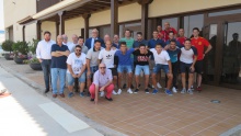 Foto de familia junto a la plantilla en la entrada de Quesos El Hidalgo