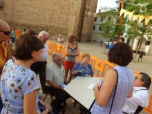 Recreación en la que el medico comunica a los familiares que el paciente sufre Alzheimer