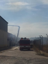 Bomberos durante la extinción del incendio