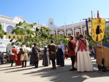 Las danzas medievales ambientan la Plaza de la Constitución
