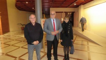 El alcalde, Julián  Nieva, y la concejala de Cultura, Silvia Cebrián, junto al presidente de la coral, Manuel Gallego