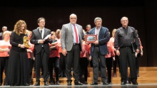 Entrega de placa al autor del cartel anunciador