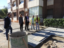 Una de las obras en aceras se encuentra junto a la residencia 'Los Jardines'