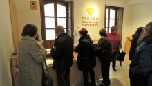 Turistas en la tienda del Museo del Queso Manchego (archivo)