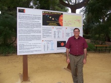 Julián Gómez-Cambronero junto al panel informativo del Sistema Solar del Parque del Polígono