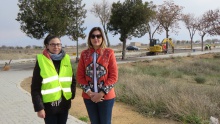 La concejala de Obras y una técnico de Acciona en la zona de las obras