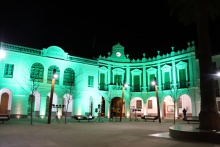 El Ayuntamiento se ha iluminado de verde con motivo del Día contra el Cáncer