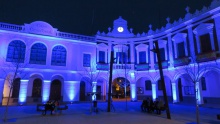 Imagen del Ayuntamiento iluminado por el autismo en 2018