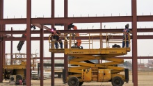 Trabajadores soldando la estructura de una nueva empresa del polígono