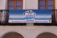 Pancarta instalada en la Plaza de la Constitución