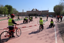 Alumnado de primaria en el circuito de educación vial