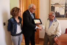 Julián Nieva entrega a Manuel Gómez una placa para Manzanares de Caldas