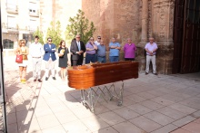 Autoridades a la entrada del féretro con los restos mortales de Antonio Caba