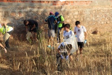 Una treintena de jóvenes preocupados por el medio ambiente organiza una batida de limpieza