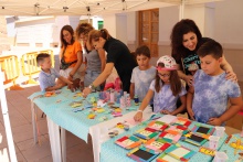 El mercadillo solidario del campamento urbano recauda fondos para escolarizar menores en Burkina Faso