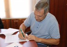 Diego Gallego, director de Cáritas en Manzanares, durante la firma del convenio en el Ayuntamiento