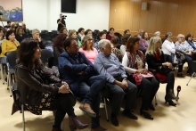 La psicóloga de la AECC ofreció una charla en la biblioteca municipal sobre cómo vivir y afrontar el cáncer de mama