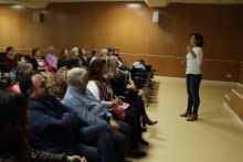 La psicóloga de la AECC ofreció una charla en la biblioteca municipal sobre cómo vivir y afrontar el cáncer de mama