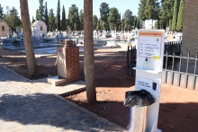 Dispensadores de gel desinfectante en el cementerio