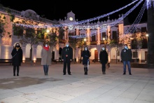 Miembros del equipo de gobierno junto a la presidenta de ACECE en la plaza de la Constitución