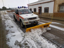 Protección Civil ha retirado nieve de las calles y ha esparcido sal