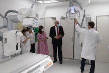 Visita de Julián Nieva y Regina Leal al nuevo TAC y sala de radiología general 
