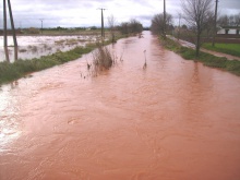 Río Azuer desbordado a su llegada a Manzanares en marzo de 2013